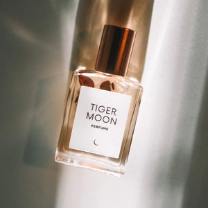 Tiger Moon Perfume Oil – Jasmine Saffron Oakmoss – Crystal Infused Roll On – Vegan Natural Perfume – Fierce Feminine Scent