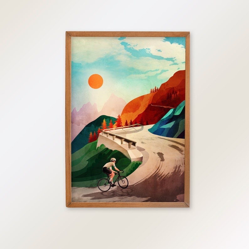 Pu&ograve; includere: Un ciclista pedala su una strada tortuosa attraverso un paesaggio montano colorato. La scena &egrave; dipinta in stile acquerello con un sole arancione brillante nel cielo.