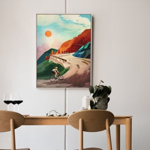 Pu&ograve; includere: Un dipinto astratto colorato di un ciclista che sale su una strada tortuosa attraverso un passo di montagna. Il cielo &egrave; blu con un sole arancione brillante. Le montagne sono un mix di verde, rosso e blu.