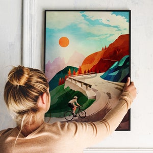 Pu&ograve; includere: Un dipinto astratto di paesaggio colorato con un ciclista che guida una bicicletta su una strada tortuosa. Il dipinto presenta un sole arancione brillante, colline verdi e un cielo blu.