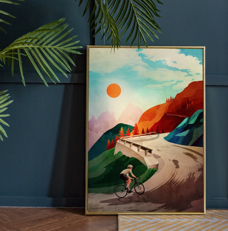 Pu&ograve; includere: Un ciclista pedala su una strada tortuosa attraverso un paesaggio montano colorato. Il cielo &egrave; blu con un grande sole arancione in lontananza. Le montagne sono un mix di verde, arancione e viola.