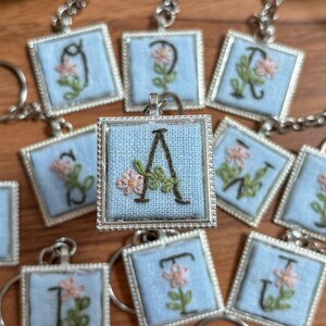 Llavero con letra floral y dije para bolso // Llavero con bisel cuadrado de plata y tela con inicial bordada a mano