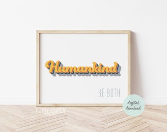 Puede incluir: Una descarga digital imprimible de un póster con el texto "HumanKind Be Both." en un estilo de fuente retro. El texto es amarillo y naranja con un contorno azul. El póster tiene un fondo blanco y un marco de madera.