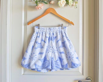 Retro badstof short | Maagdenpalm blauwe madeliefjes bloemen, vintage strandkleed
