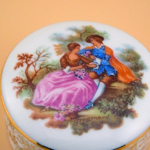 LIMOGES PORCELANA COLECCIONABLE - Tiny Trinket Box, Pastillero, Ring Box, Francia, R Leclair, Diseño decorativo pintado en oro, Pareja cortejando