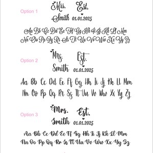 Op de afbeelding: Drie lettertype-opties voor trouwbriefpapier worden getoond op een witte achtergrond. Elke optie toont "Mrs. Est. Smith 01.01.2025" in verschillende lettertypen, plus het alfabet. De tekst "Font Choices" staat bovenaan.