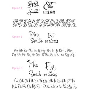 Op de afbeelding: Een witte achtergrond toont lettertypekeuzes voor gepersonaliseerde tekst. De tekst bevat opties voor "Mrs. Est. Smith" met data en voorbeelden van het alfabet in verschillende lettertypen. De tekst "Font Choices" is roze.