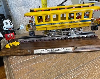 Voiture du train décennal Walt Disney Pride Lines !