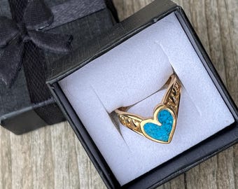 VINTAGE Turquoise Chip Heart Gold Tone Chevron Ring by Castings on Parade - SIGNED Castings on Parade RARE Southwestern Promise Ring -size 5