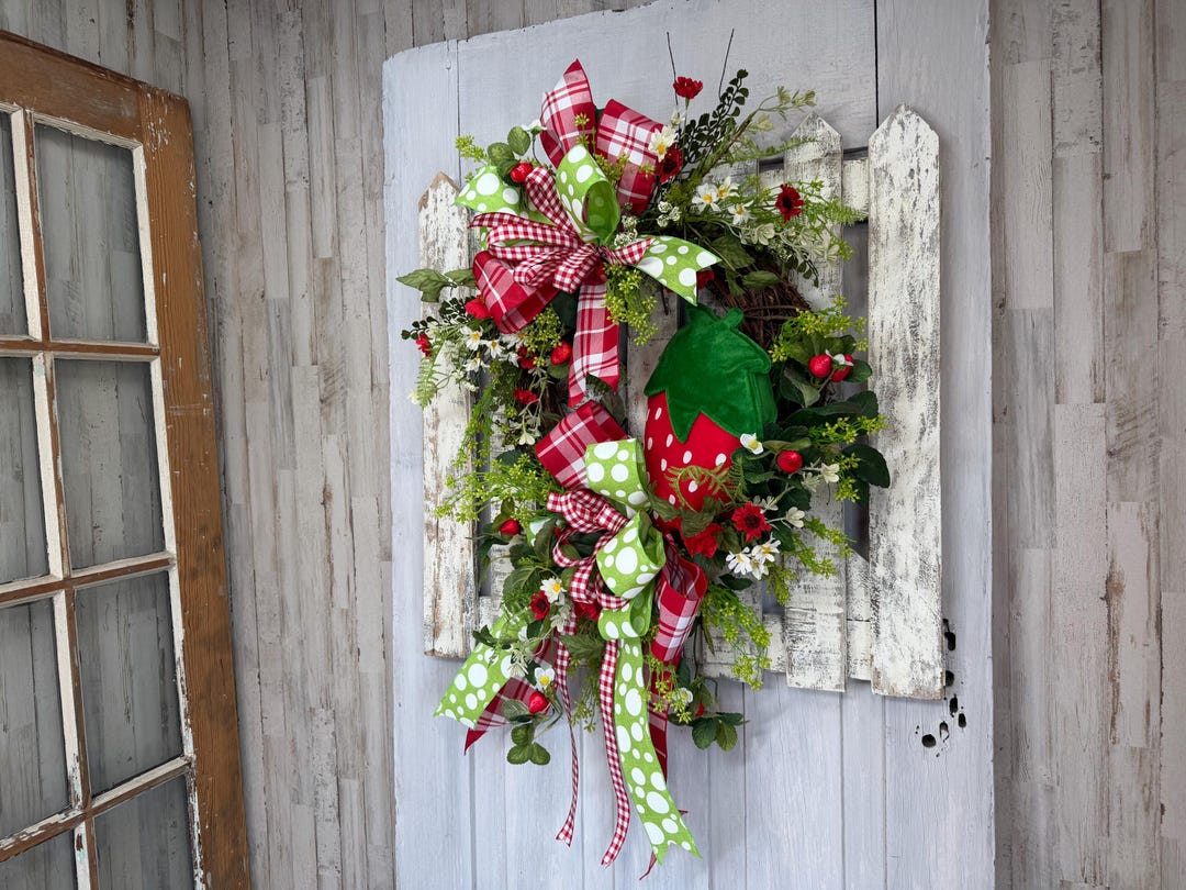 Strawberry Wreath, Summer Door Wreath, Farmhouse Strawberry Decor ...