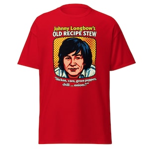 Könnte beinhalten: Ein rotes T-Shirt mit einer Illustration im Pop-Art-Stil. Die Grafik enthält den Text "Johnny Longbow's OLD RECIPE STEW" über einem Porträt und das Zitat "Chicken, corn, green peppers, chili... onions?"