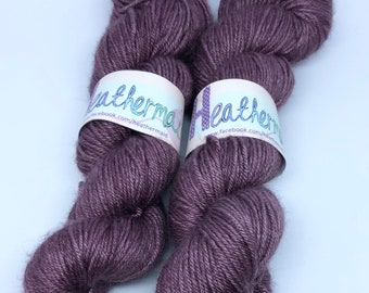 Hilo MYStical DK de 8 cabos, lana merino yak, teñido a mano, 100 g (212 m), color Loganberry.