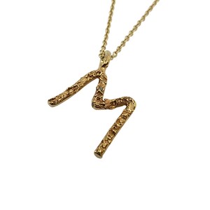 Collar de inicial de oro hecho a mano: colgante de letra personalizado en una delicada cadena de oro. Joya de oro macizo esculpida a medida, regalo para ella.