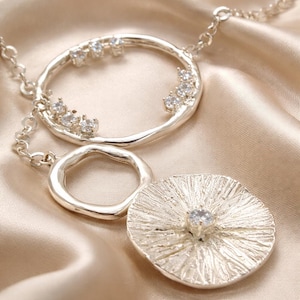 Collar de circonitas de plata esculpida a mano: colgante con cierre artesanal