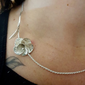 Collier fleur en argent, collier fleur d'anémone, collier en argent fleur et chaîne tressée, collier en argent massif, collier fleurs en argent image 1