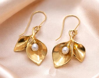 Gold Calla Lily Earrings with Pearl, Leaf Dangle Pearl Drop Earrings, Nature Inspired Gold Jewelry, Bridal Elegant Gift for Her
