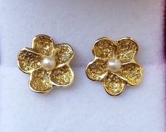 Flowers Gold Stud Earrings ,14K Solid Gold Flowers Studs ,Freashwater Pearl Studs ,Small Flower Gold Studs ,Bridal Pearl Studs ,Fine Jewelry