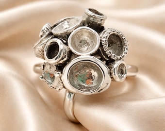 Anello in argento sterling con corallo, realizzato a mano: gioiello scultoreo ispirato all'oceano.