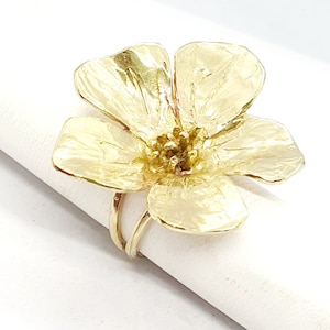 Anillo de flor de oro de 14 quilates • Flor de cinco pétalos esculpida a mano • Banda texturizada artesanal • Anillo llamativo inspirado en la naturaleza • Joyería de oro hecha a mano