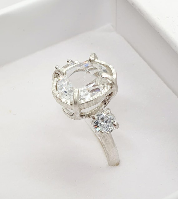 Anello di fidanzamento con zircone ovale in oro bianco: anello di