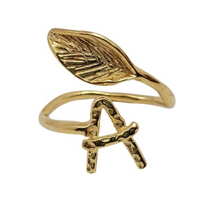 Anel de folha de ouro personalizado – Anel inicial ajustável esculpido – Anel de banda aberta inspirado na natureza feito à mão – Joia com letras personalizadas