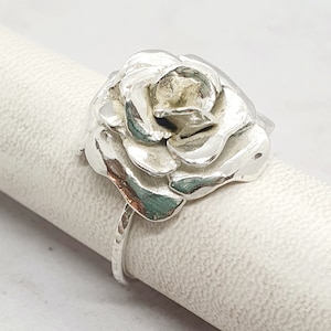 Handgefertigter Silber Ring mit Rose - Skulpturierte Blume auf zarter texturierter Band - Natur inspirierter Sterling Silber Schmuck, große Blume Ring