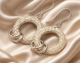 Pendientes colgantes de plata de ley con forma de bucle: diseño de círculo texturizado