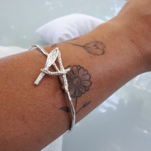 Pulseira inicial de prata feita à mão – Pulseira personalizada com pedras de nascimento e folhas – Pulseira ajustável esculpida rústica personalizada, presente para ela