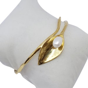 14K Gold Calla Lily Bangle Bracelet with White Pearl – Handmade Floral Gold Bracelet, Sculpted Botanical Jewelry, Nature Inspired Gift
