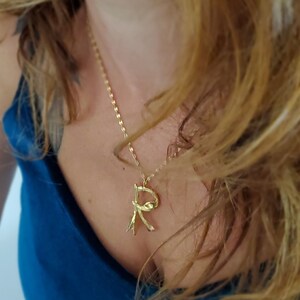 Collar de letras de oro hecho a mano: colgante con inicial esculpida y hojas / Regalo personalizado de joyería de oro inspirado en la naturaleza