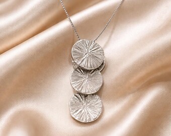 Collar de monedas de oro blanco hecho a mano: colgante con textura esculpida