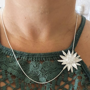 Großer silberner Sonnenblumen Anhänger: Floral Boho Halskette
