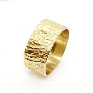 Handcrafted Gold Wedding Ring – Sculpted Rustic Texture, Delicate Solid Gold Band, Unique Handmade Minimalist Wedding Band