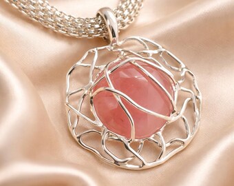 Collar con colgante de cuarzo cereza en plata de ley: cadena plana, alambre enrollado