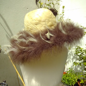 Bella annata 1970 cappello di piuma in crema e marrone