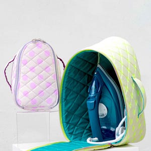 Könnte beinhalten: Eine gesteppte Bügeleisentasche mit türkisfarbenem Innenraum und einem blauen Bügeleisen. Die Tasche ist geöffnet und zeigt das Bügeleisen und sein Kabel. Eine kleinere, passende Tasche mit rosa Punkten befindet sich links.