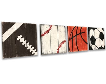 Puede incluir: Cuatro letreros de madera con imágenes deportivas pintadas. Los letreros presentan un balón de fútbol americano, un balón de béisbol, un balón de baloncesto y un balón de fútbol. Los letreros están pintados en negro, blanco, rojo y naranja.