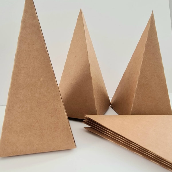 Adventskalender Bäume Schachteln Boxen braun Kraftpapier Pyramiden zum Befüllen