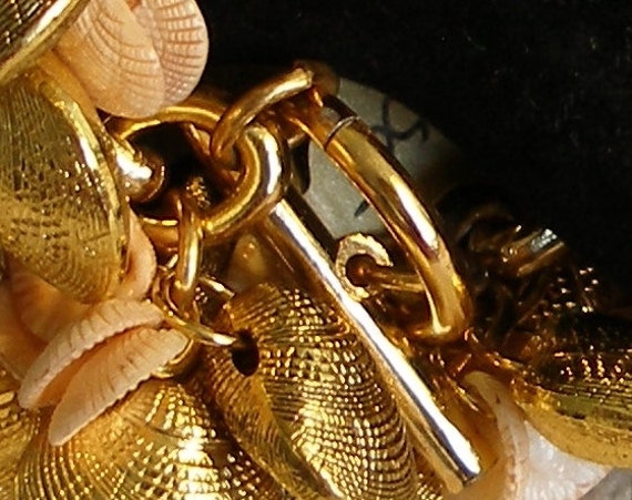 Exquisite GOLDEN SHELL RUNWAY Bracelet and Earrin… - image 4