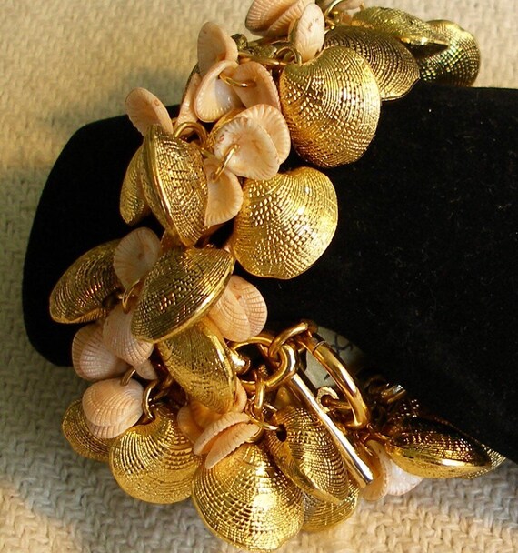 Exquisite GOLDEN SHELL RUNWAY Bracelet and Earrin… - image 1