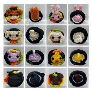 K&ouml;nnte beinhalten: Ein Raster von sechzehn geh&auml;kelten Sushi-Artikeln. Jedes St&uuml;ck zeigt ein anderes Tiergesicht, darunter ein Tiger, ein Hase und eine Ente. Die Sushi-Rollen sind schwarz, mit farbenfrohen Akzenten und F&uuml;llungen.