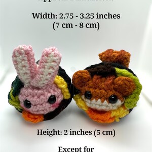K&ouml;nnte beinhalten: Zwei handgefertigte H&auml;kelfiguren von Tieren. Eines ist ein rosa-wei&szlig;es Kaninchen, das andere ein orange-brauner Tiger. Die Figuren sind etwa 7-8 cm breit und 5 cm hoch. DDEONGbyeoli & JJOONGrami sind 6 cm hoch.