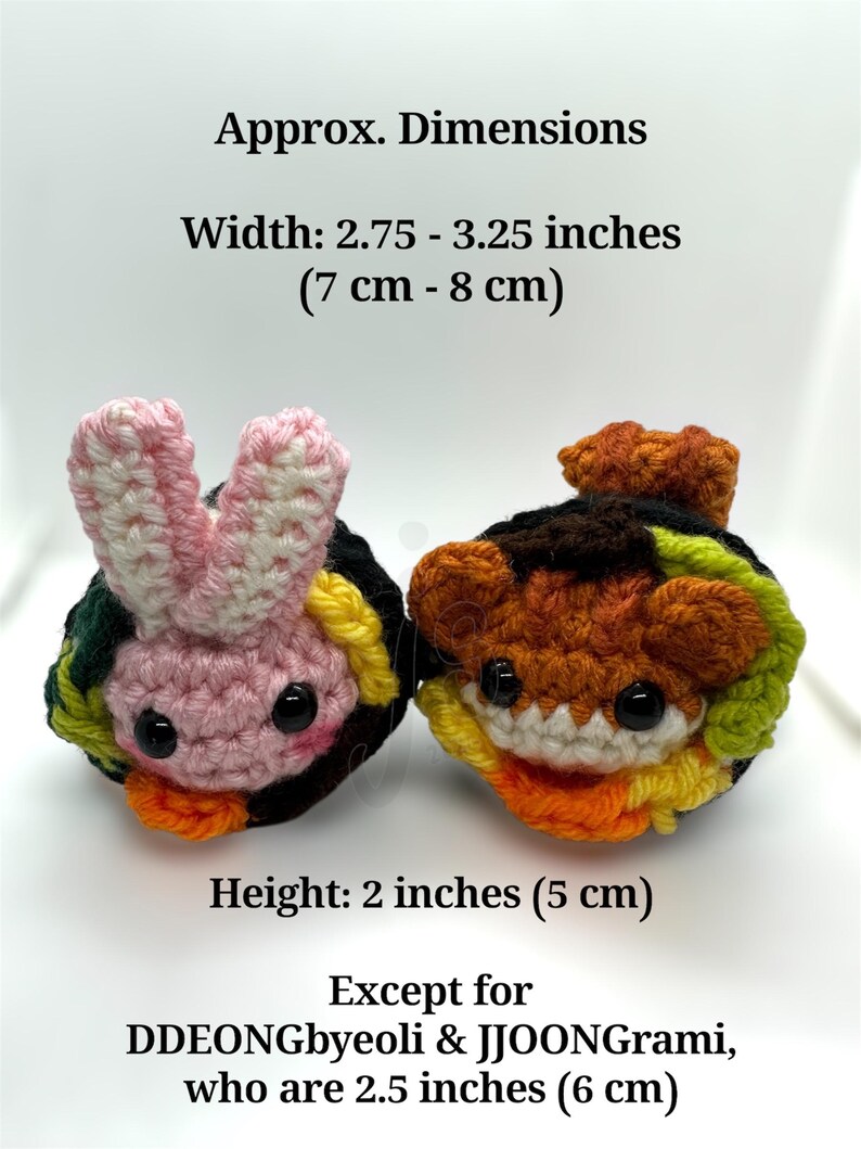 K&ouml;nnte beinhalten: Zwei handgefertigte H&auml;kelfiguren von Tieren. Eines ist ein rosa-wei&szlig;es Kaninchen, das andere ein orange-brauner Tiger. Die Figuren sind etwa 7-8 cm breit und 5 cm hoch. DDEONGbyeoli & JJOONGrami sind 6 cm hoch.
