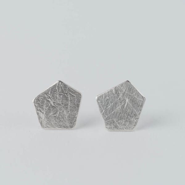 Boucles d'oreilles puces en argent. Texture "froissée". Forme pentagonale