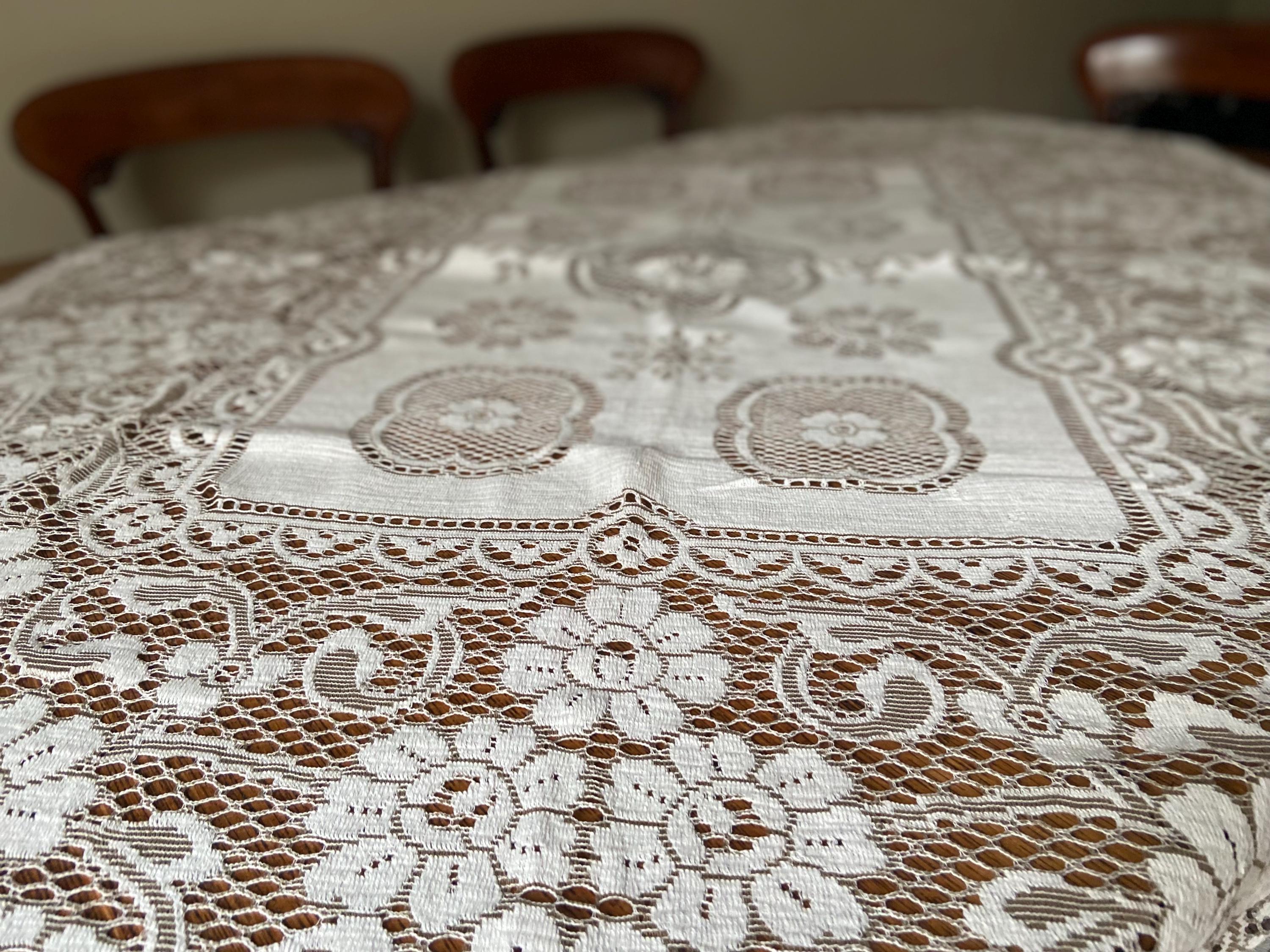 白いレースのテーブルクロスハンドメイドビンテージ Vintage White Lace Tablecloth: Hand Stitched Floral Cutout (150 x