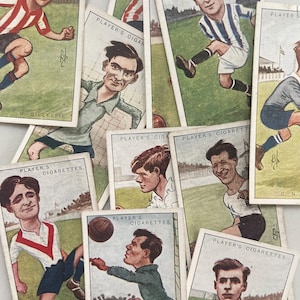 Caricatures de football par RIP Cartes de cigarettes par John Player, lot de 11 au hasard. Émis en 1926 Histoire Sport Rugby Football Cadeau cadeau Rare