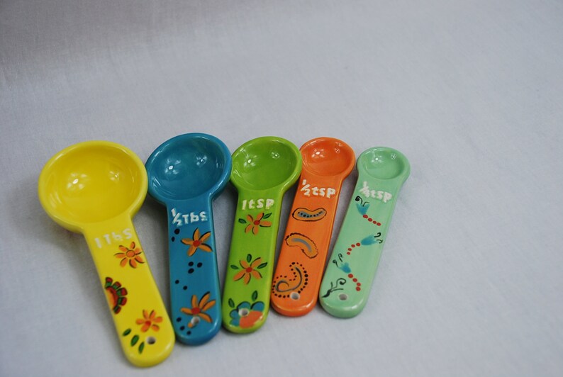 Perfect Mother/'s Day gift.. Five piece measuring spoon set hand painted a bright colorful spring floral collection