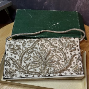 Cartera de mano vintage de terciopelo color marfil bordado en caja original / Cartera de mano de noche con bordado metálico y adornos plateados de terciopelo