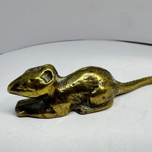 Estatueta de rato pequeno de latão antigo com cauda longa | Colecionável