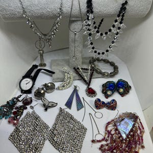 Job Lot of Vintage BROKEN Jewellery: Brooches, Necklaces, Earrings | Bundle Upcycle Craft Jewellery